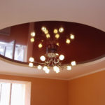 Устанавливаем люстру на натяжной потолок без повреждений